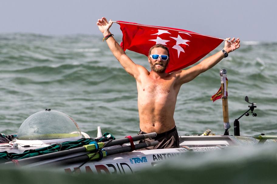 Lo spagnolo Antonio de la Rosa esulta per la vittoria nell’Atlantic Solo Rowing Race, dopo aver percorso, in 64 giorni, 2.600 miglia dal Senegal alla Guiana Francese (Afp)